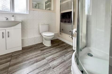 Family Bathroom/ WC: