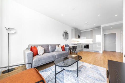 Available 16th August!! This one bedroom apartment is located on a high floor with lift access, boasting views across the new Smithfield's regeneration site. The apartment is delivered fully furnished