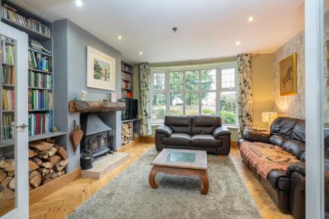 Enjoy open plan living or close the partitioning d