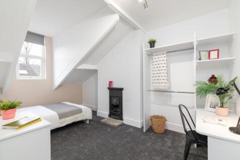 Bright, freshly decorated double bedroom with a...