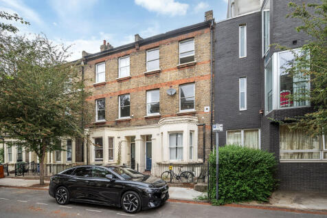 A spacious and well-presented split-level two-bedroom apartment in the heart of SE17, featuring a bright open-plan living area, two bathrooms, private outdoor space, excellent storage, double glazing