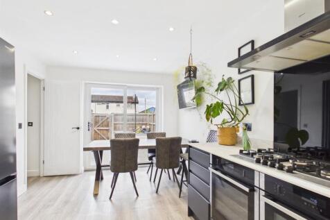 Kitchen 2.jpg