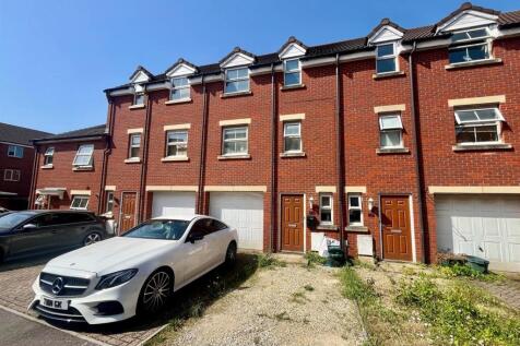 Goodman & Lilley are pleased to bring the market this spacious 3 bed townhouse in close proximity to Cribbs Causeway. The property is decorated to a high standard and offers flexible family living acr
