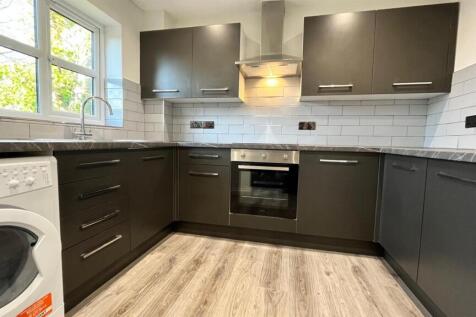 Brand new 1 bedroom apartment in a new build/renovation on a nice tree lined street in Headingley. The apartment comprises of a large open plan lounge kitchen with integrated oven and hob and freestan