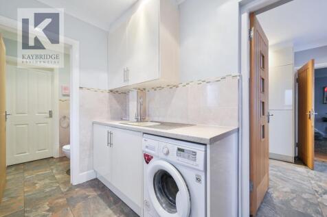 Elmcroft Drive, Chessington - KT9 1DY