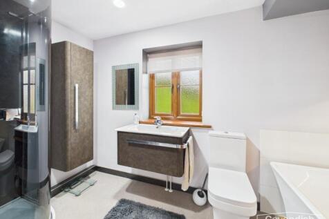 EN-SUITE BATHROOM
