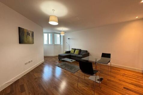 Spacious one-bedroom apartment located in the heart of Five Ways, Birmingham, with excellent access to the train station, supermarkets, restaurants, and local amenities. This well-positioned property