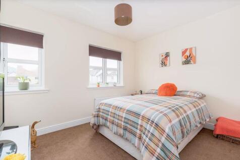 4 bed, 2 bath Detached in Leeds - Photo 16