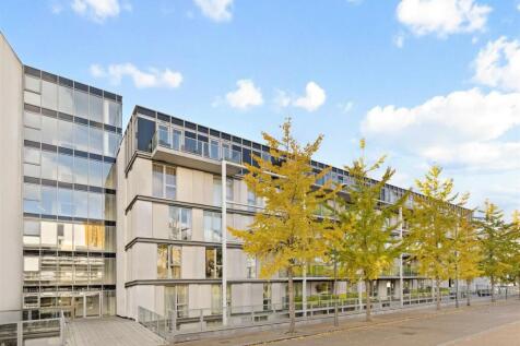 A Modern One-Bedroom Apartment with Concierge & Gym Facilities.