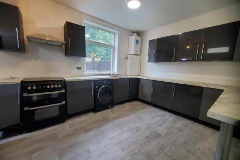 Communal Kitchen &amp; Breakfast Bar