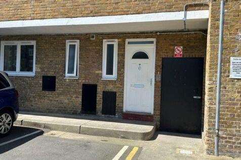 AVAILABLE FROM 10th AUGUST 2026 We are proud to offer a spacious three double bedroom ground floor furnished flat in the heart of Stockwell. Within walking distance to Stockwell station and local amen