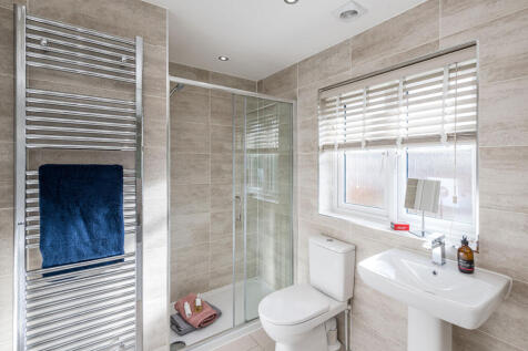 Buchanan 4 bedroom home, family bathroom