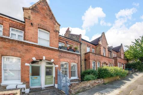 A beautiful period conversion one bedroom apartment. Situated on the ground floor with direct access to a patio and a communal large garden. The property benefits from original characteristic features