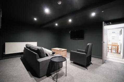 AVAILABLE 7 SEPTEMBER - 1 Room in Houseshare in LS27 - Dwell presents this Stunning 5 DOUBLE BEDROOM, 3 BATHROOM PROFESSIONAL HOUSE SHARE located close to the centre of Morley, with excellent links to