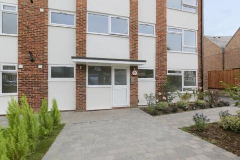 Stunning 2 bedroom apartment situated on the first floor of Alder Lodge.
Alder Lodge is a gated development consisting of 11 apartments within walking distance of Bush Hill train station for transport