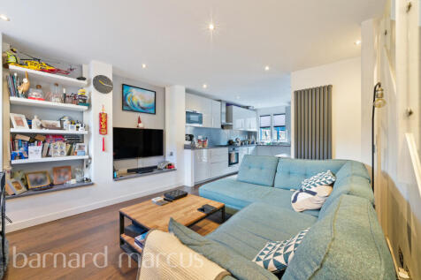 **Zero Deposit Available**
Barnard Marcus are delighted to offer this lovely split-level, two bedroom maisonette, benefiting from a spacious private garden.