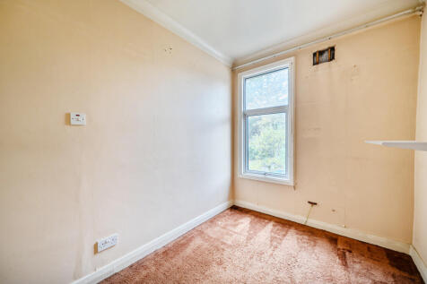 1372710-4-690b436...