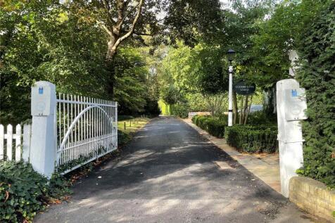 Entrance To Avenue