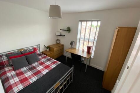 Bright, neatly presented double bedroom with a ...