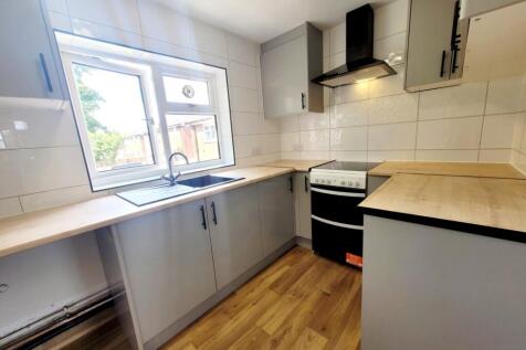 ** Zero Deposit Guarantee Available **
Available August. 1-Bedroom Flat for Rent in Prime Location! Discover your new home in this delightful first-floor one-bedroom flat.