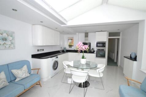 4 Woodlawn Cres kit.JPG