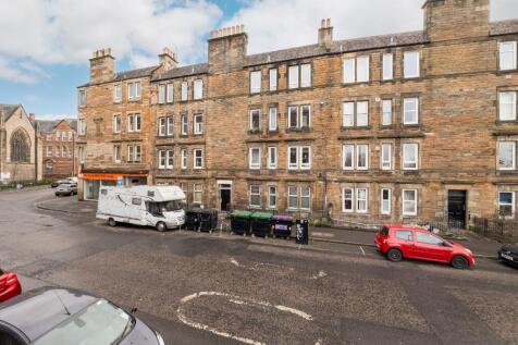 A bright and charming one-bedroom apartment in a sought-after Easter Road location, offering comfortable city living with excellent local amenities and transport links on the doorstep.