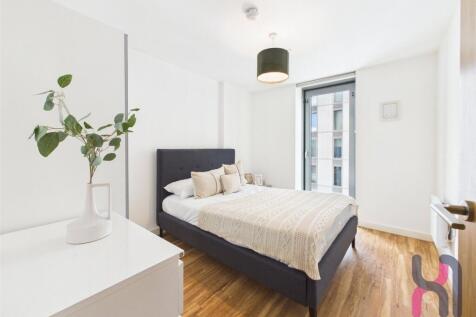 AVAILABLE NOW! Fully Furnished Apartments On-site Gym On-site Cinema Room Communal Dining Area Overnight Security Sainsbury’s is next door Transport links right outside the building