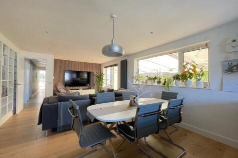 Living Room/Dining Room/Kitchen. (1)