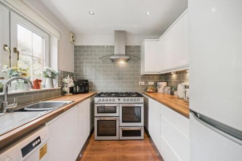Kitchen / Dining Area