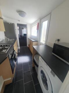 A great student house tucked away on Bligh Street, just a short walk from Smithdown Road with all its cafés, bars, and shops on your doorstep. This two-bedroom property is ideal for a pair of students