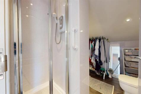 EN SUITE SHOWER ROOM