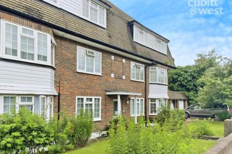 Two double bedroom, first floor apartment located within walking distance of Sutton Station and local amenities