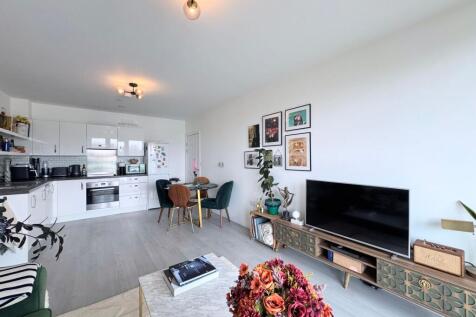 Open plan lounge/kitchen/dining area