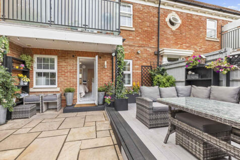 Flat 4, Bank Apartments, Dean Street, SL7 3DX (LOW