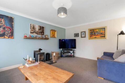 4 bed, 2 bath Detached in Leeds - Photo 8