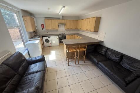 7 Bedroom Semi-Detached in SO14 6WG