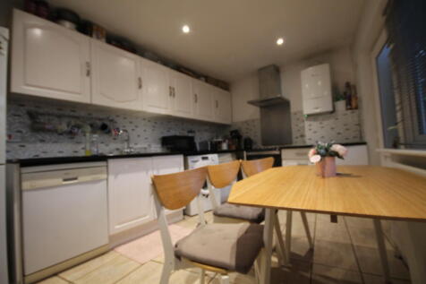 This bright and well-presented 4-bedroom house in Tooting Broadway, SW17 offers a comfortable living space with plenty of room for a group of professionals. We have 2 double rooms to rent.