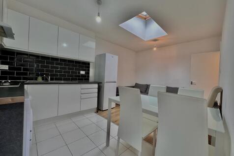 This spacious 3-bedroom flat in Clapham offers an open-plan living space with a fully equipped kitchen. The property features three double bedrooms, two bathrooms, and a master bedroom with an en-suit