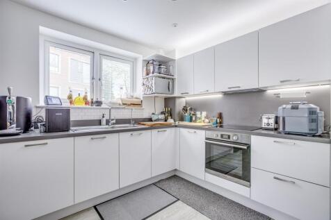 1 The Pavilion, Lilys Walk, HP11 2FX-6.jpg