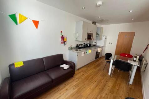 Refurbished 3-bed flat on Park Street, Bristol. Open-plan living, modern kitchen, stylish bathroom, secure entry. Close to university, shops, cafés, and transport.