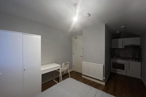 ** Zero Deposit Guarantee Available **
Double Bedroom Apartment * Bills Included * Town Centre Location * Excellent Commuting Links * Furnished * Available Now! *