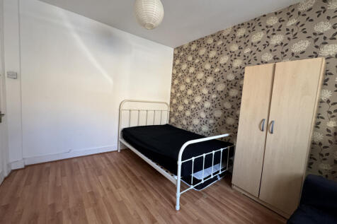 Spacious double room in a four bedroom house share, 5 minutes walk to Leyton station. Access to living room, bright kitchen/diner, ground floor bathroom and private garden. All Bills Included