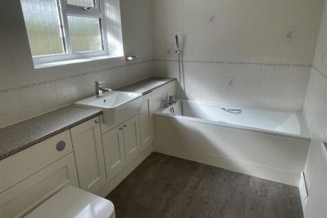 En Suite to Bedroom 1.JPG