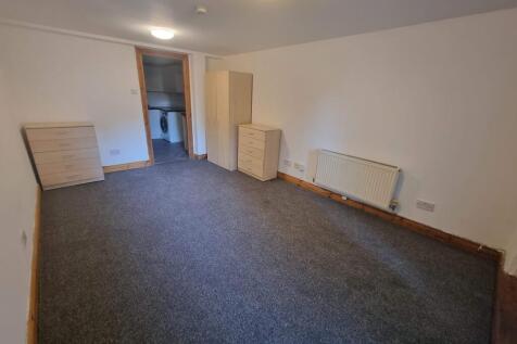 Very nice ground floor spacious studio with a separate fully fitted kitchen, within 1 minute walk to Tooting Station, Thameslink.