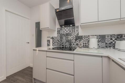 Modern Fitted Kitchen: