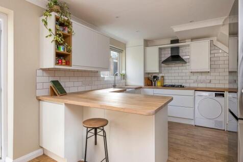 Chichester Close 27 KITCHEN.jpeg