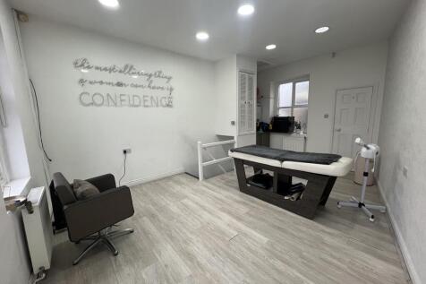 Shop to rent in batley