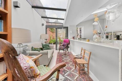Unfurnished. An elegant and modern recently refurbished two double bedroom, two bathroom house with double reception room, kitchen/diner and garden located within a Conversation Area.