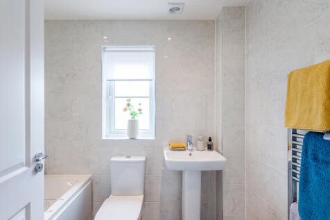 Craigston 4 bedroom home bathroom