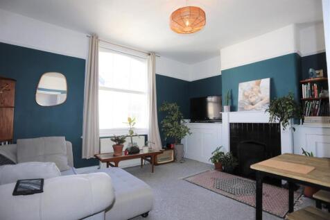 15 Eaton Gardens, Hove- Living room.JPG
